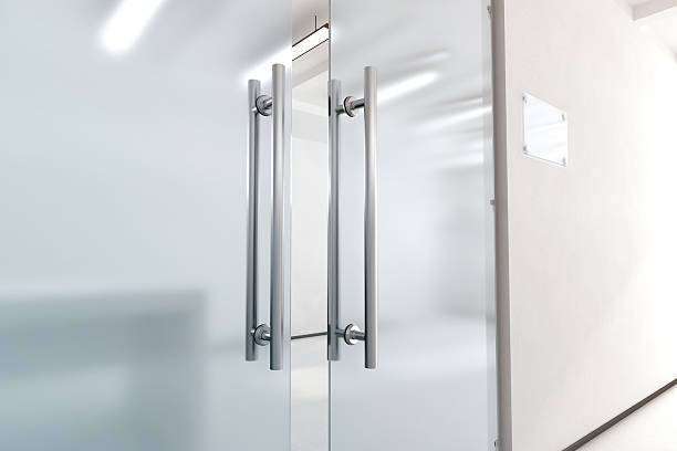 Porta vetro con sostituzione chiudiporta a pavimento Milano