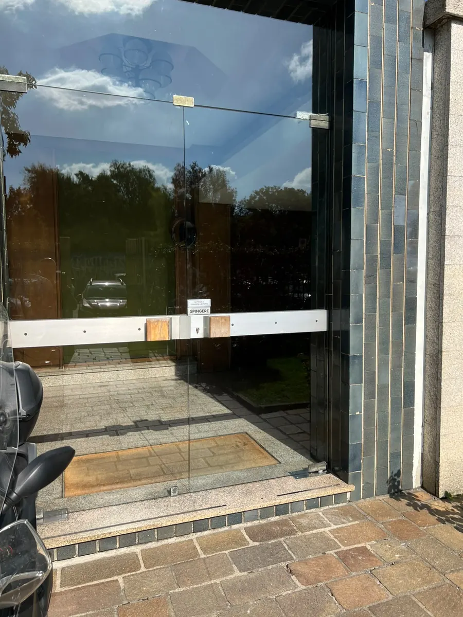 Porta ingresso condominio vetro temperato Milano